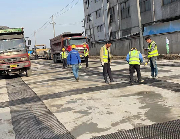 金安老材料的新故事：玻璃纤维土工格栅如何在‘白改黑’浪潮中重获新生？