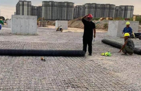 金安土工格栅铺设前地基要怎么处理？